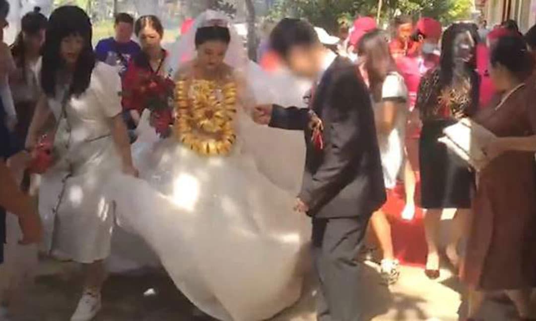 Cô dâu suýt 'vẹo cổ' vì đeo 60 chiếc vòng vàng trong ngày cưới