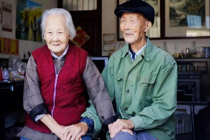 5 thói quen đơn giản của cặp vợ chồng sống thọ hơn 115 tuổi